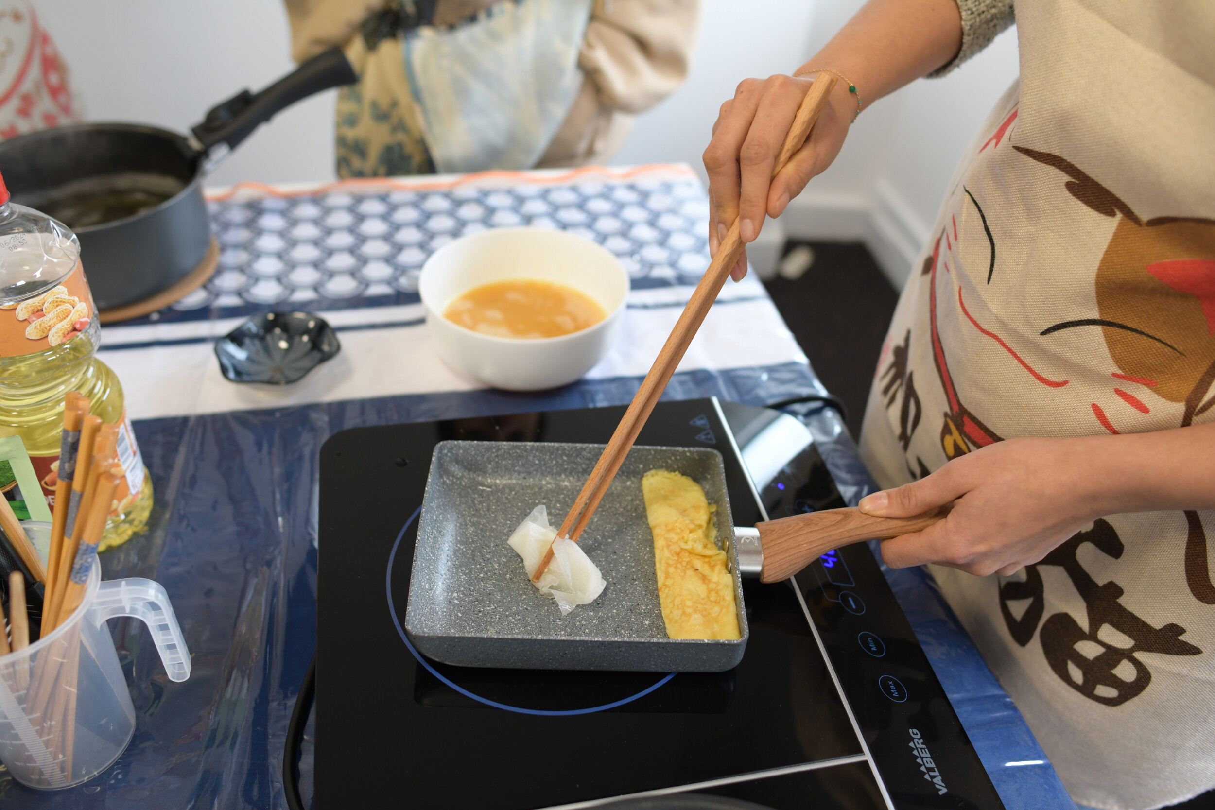 Wecandoo - Rassemblez votre équipe et cuisinez votre plateau repas japonais traditionnel avec Estelle - Image n°5