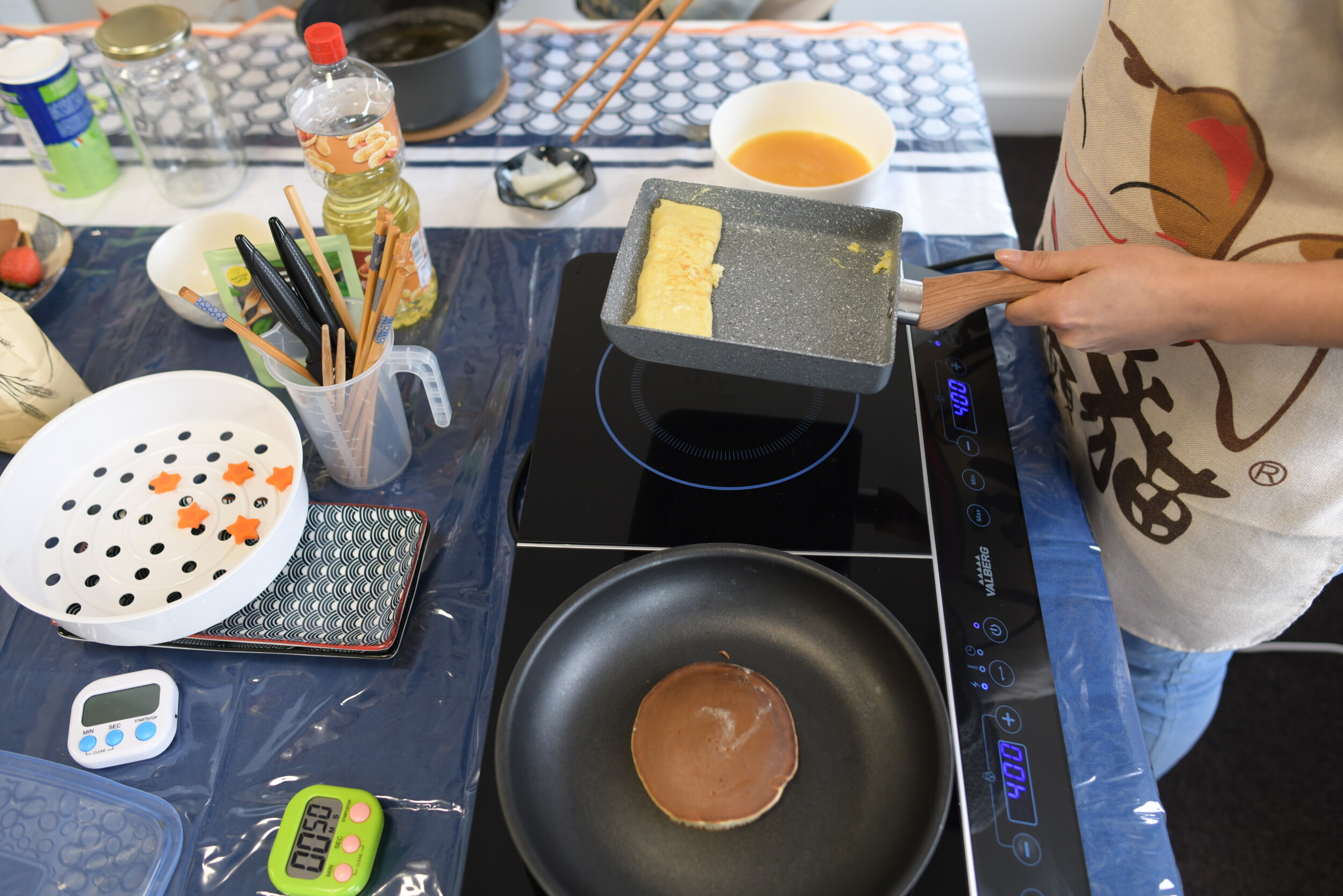 Wecandoo - Rassemblez votre équipe et cuisinez votre plateau repas japonais traditionnel avec Estelle - Image n°6