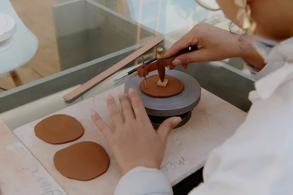 Découvrez les techniques chinoises de modelage à la main avec Sarah - Image n°5 - Wecandoo