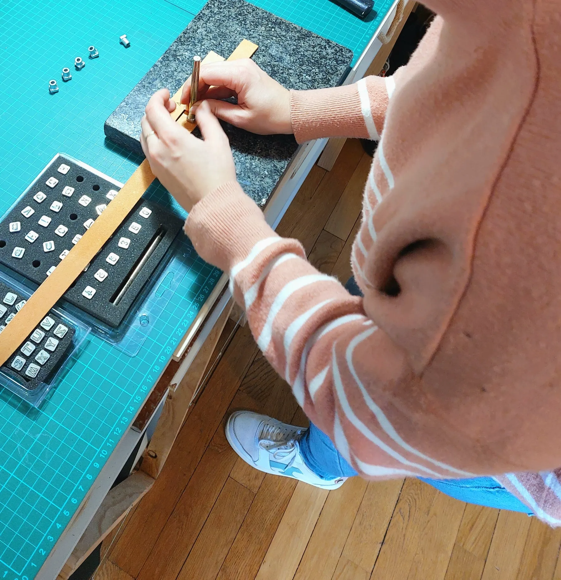 Fabriquez votre ceinture en cuir avec Hélène - Afbeelding nr. 5 - Wecandoo