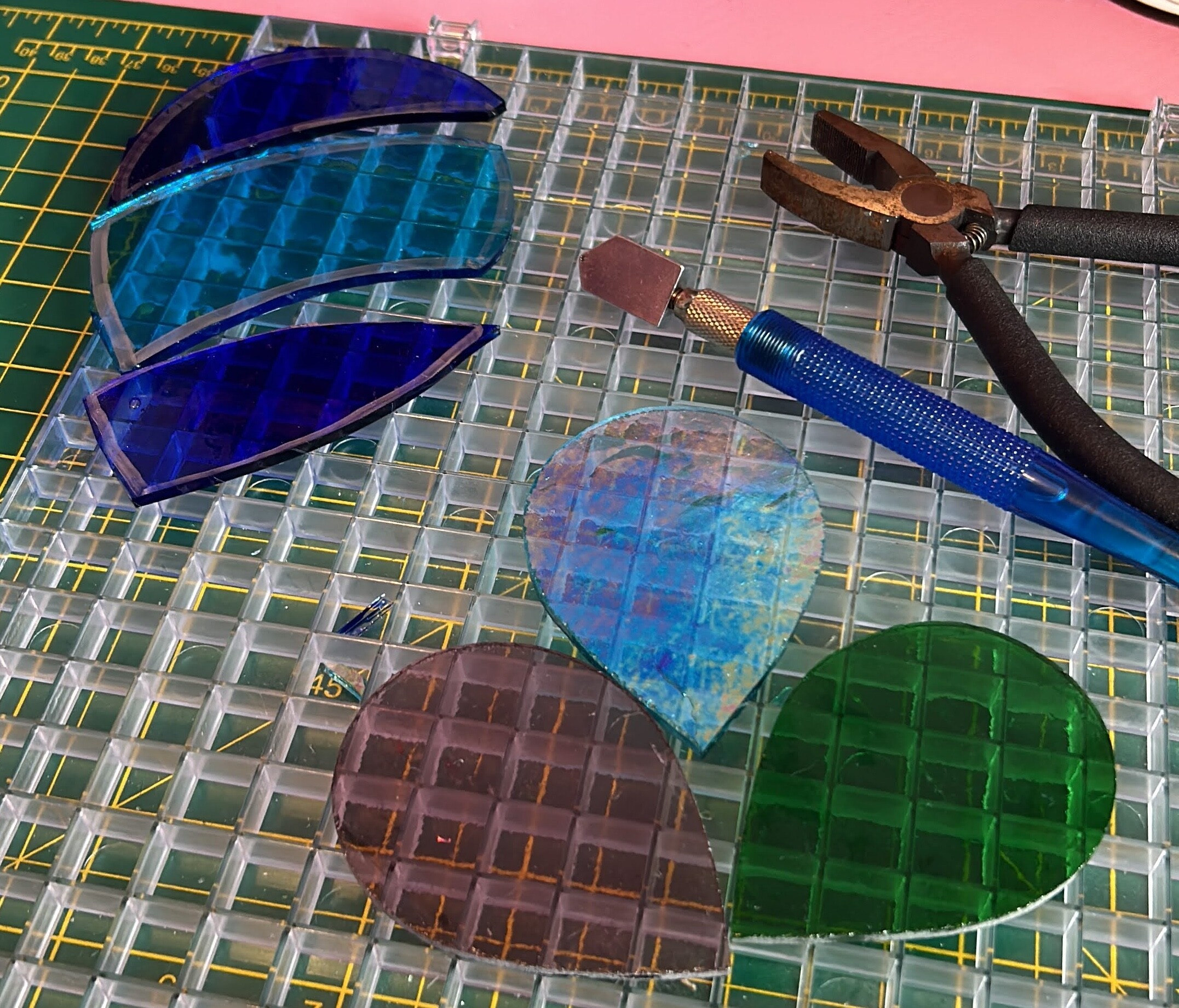 Wecandoo - Make a large stained glass wall decoration with Heather - Image n°3