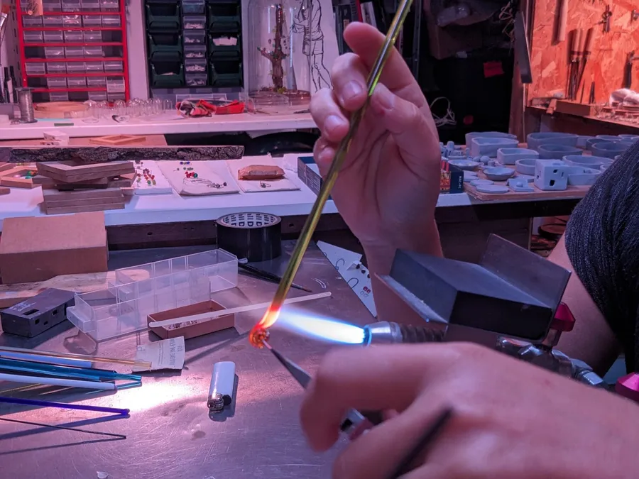 Initiez-vous au verre filé au chalumeau et à la bijouterie avec Claire - Image n°1 - Wecandoo