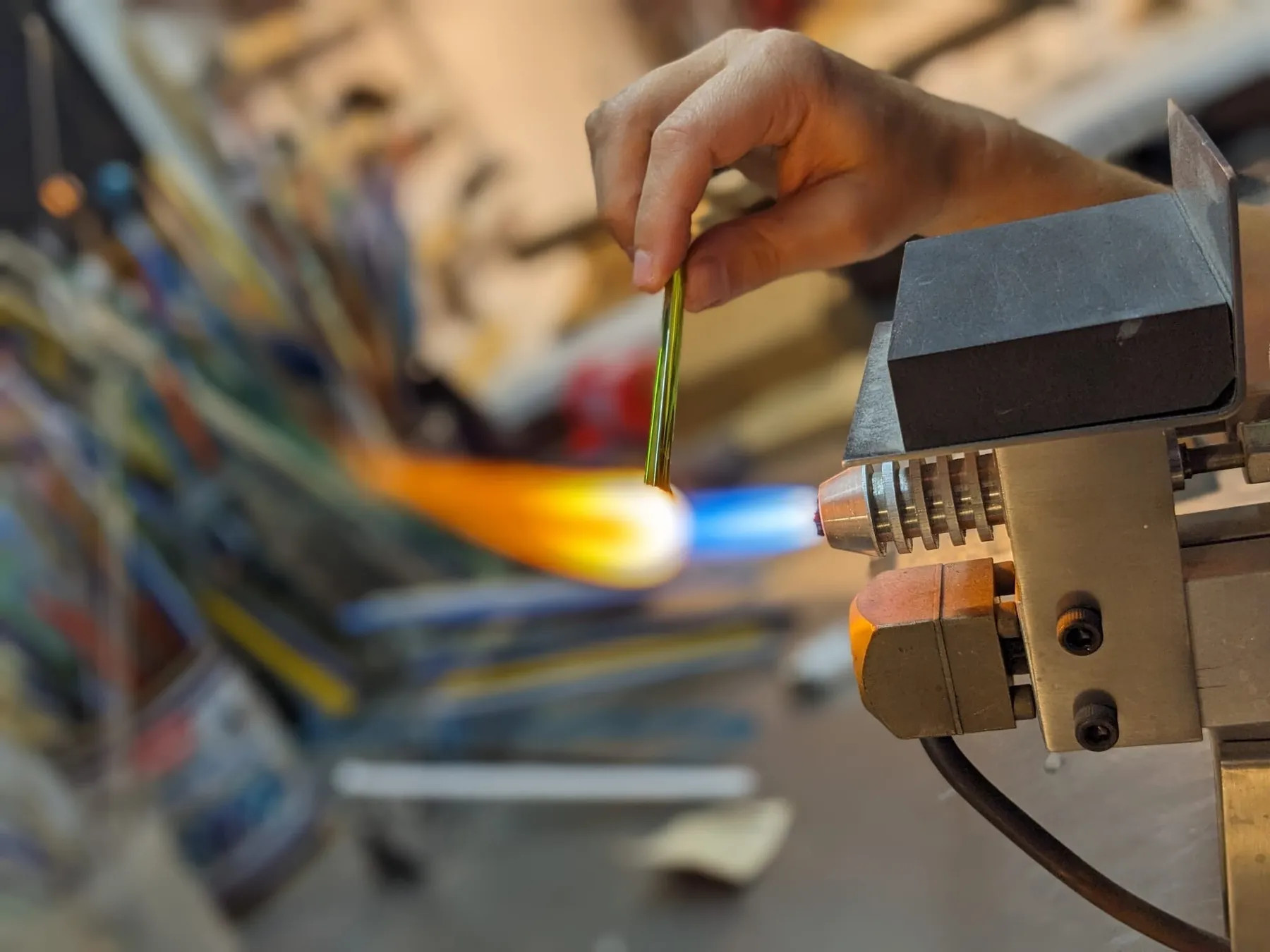 Initiez-vous au verre filé au chalumeau et à la bijouterie avec Claire - Image n°4 - Wecandoo