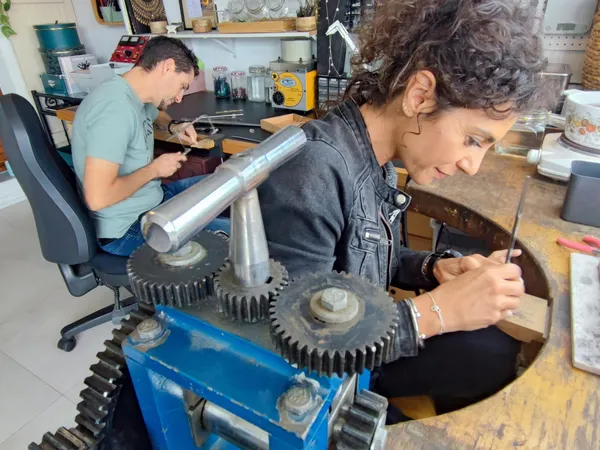 Fabriquez votre bijou en argent avec Océane - Image n°2 - Wecandoo