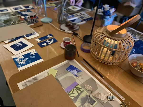 Enchantez votre équipe et réalisez une œuvre collective en cyanotype avec Caroline - Image n°3 - Wecandoo