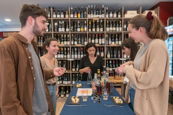 Rassemblez votre équipe et dégustez des accords fromages et spiritueux avec Myriam et son équipe - Image n°2 - Wecandoo