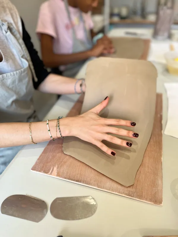 Créez votre carafe en céramique avec Laurence - Image n°2 - Wecandoo