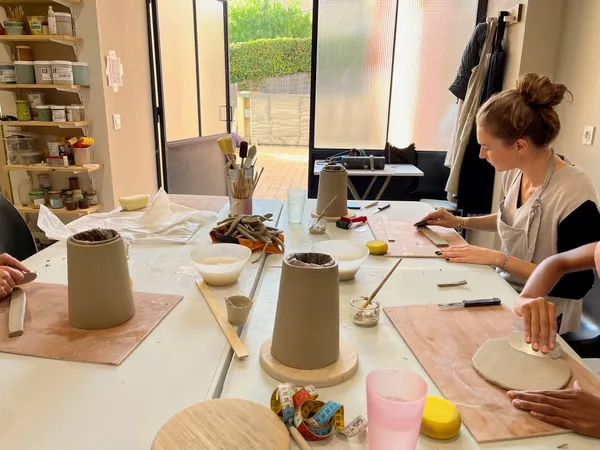 Créez votre carafe en céramique avec Laurence - Image n°3 - Wecandoo