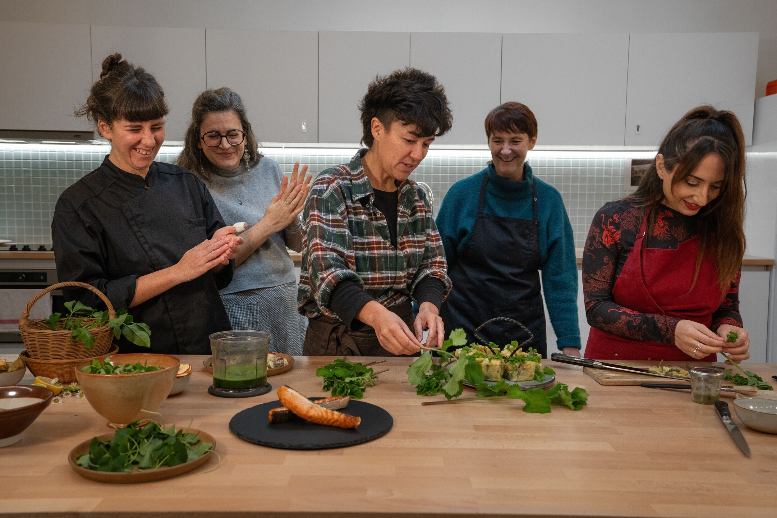 Wecandoo - Réalisez vos bouchées apéritives et cocktails à base de plantes sauvages avec Milena et Anna - Image n°3