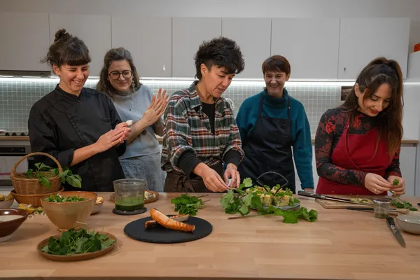 Réalisez vos bouchées apéritives et cocktails à base de plantes sauvages avec Milena et Anna - Afbeelding nr. 3 - Wecandoo