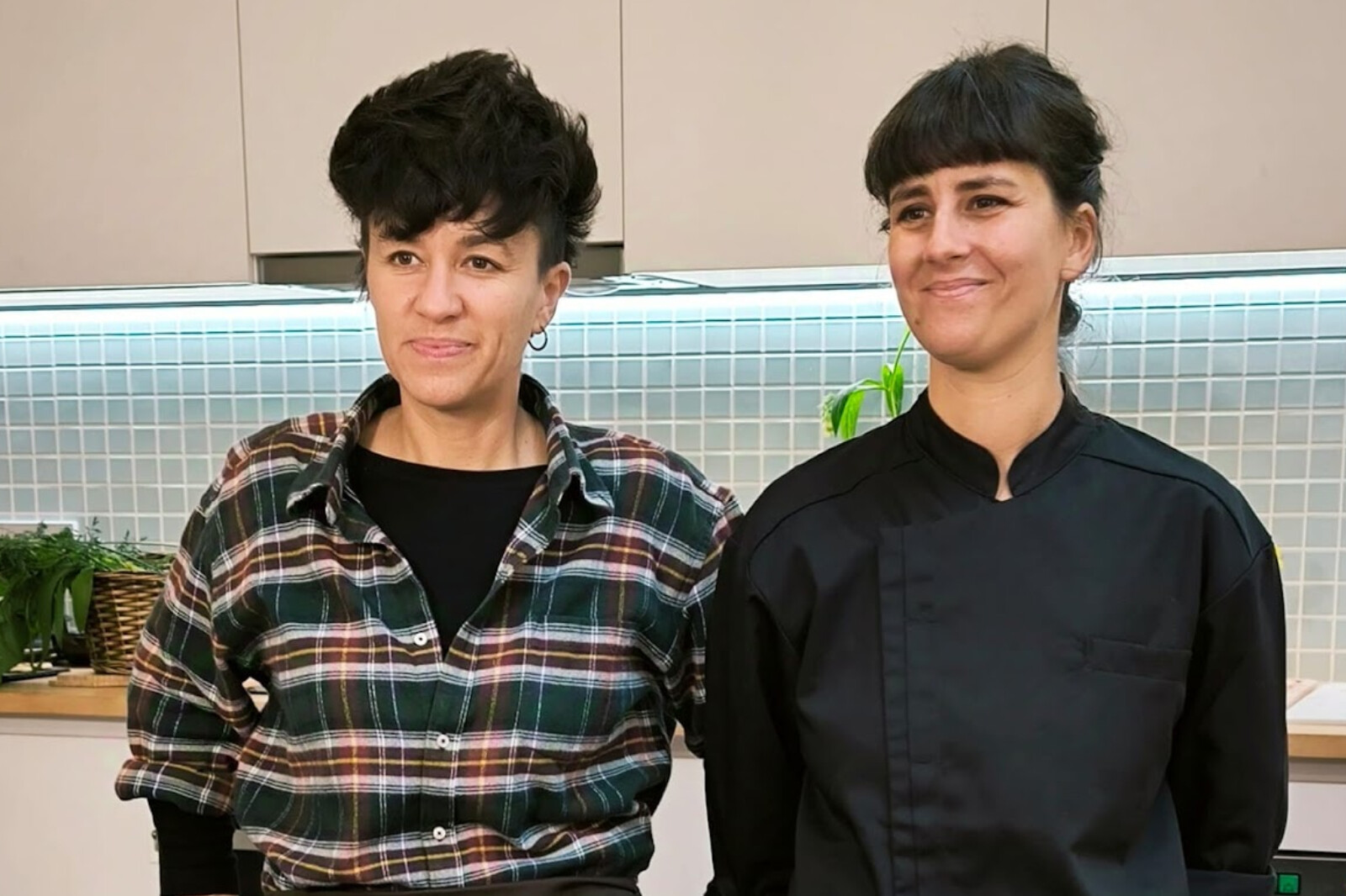 Wecandoo - Réalisez vos bouchées apéritives et cocktails à base de plantes sauvages avec Milena et Anna - Image n°4