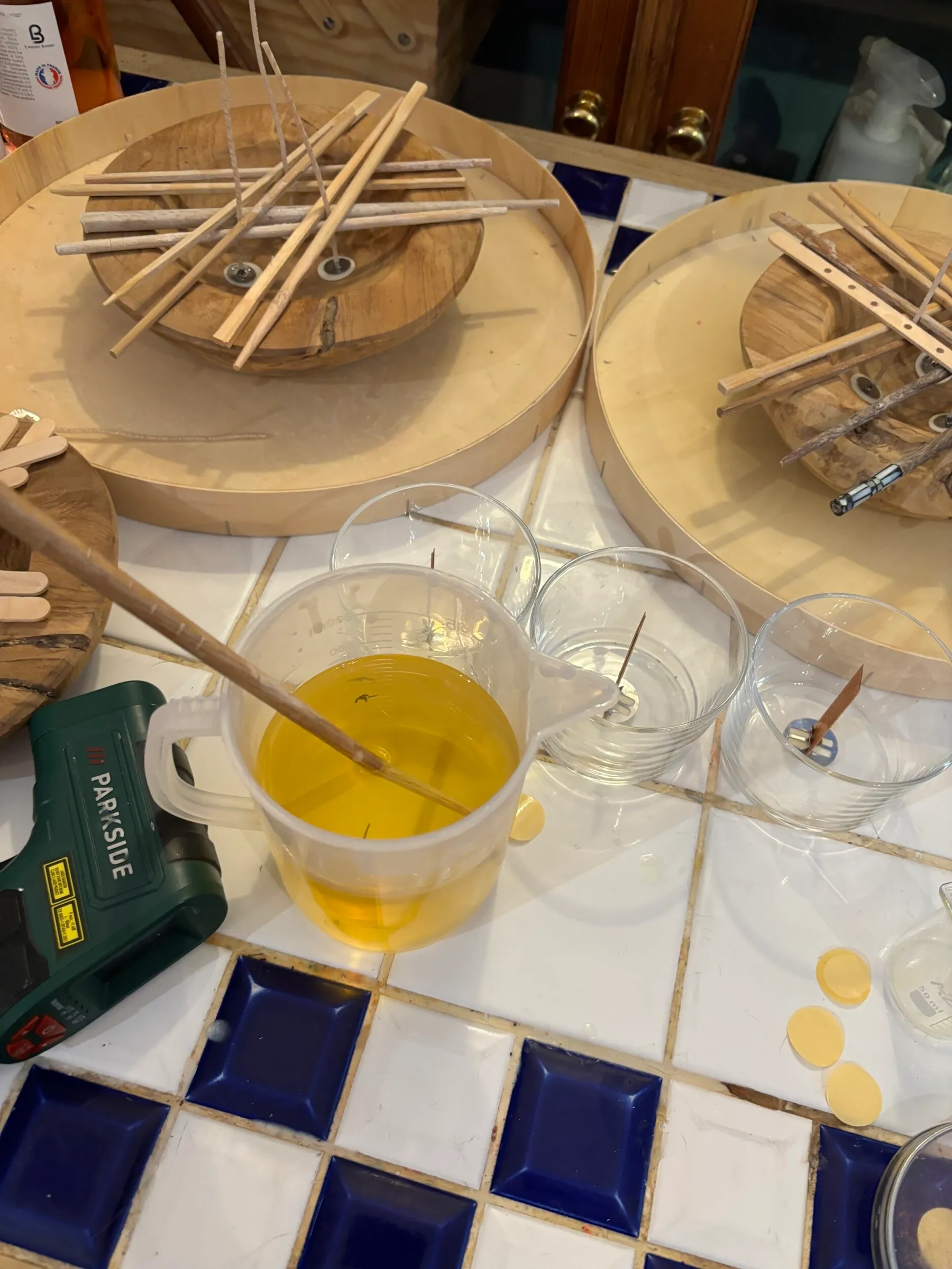 Enchantez votre équipe et réalisez chacun une bougie fleurie en bois avec Véronique - Image n°2 - Wecandoo