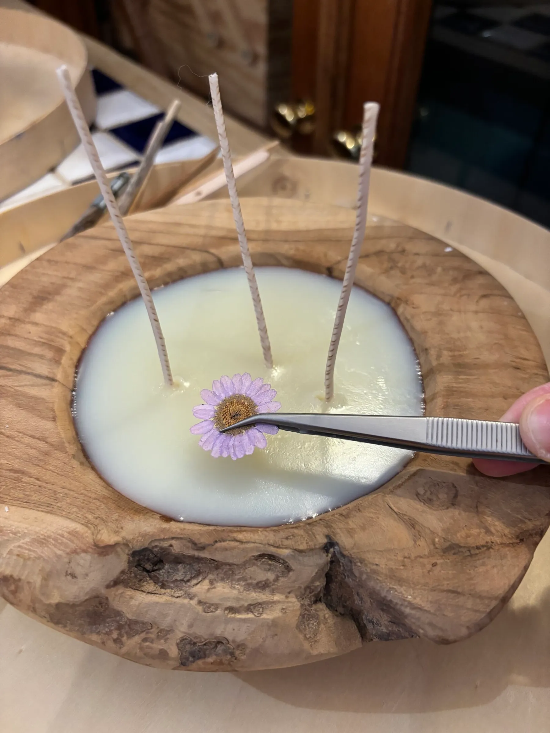 Enchantez votre équipe et réalisez chacun une bougie fleurie en bois avec Véronique - Image n°3 - Wecandoo