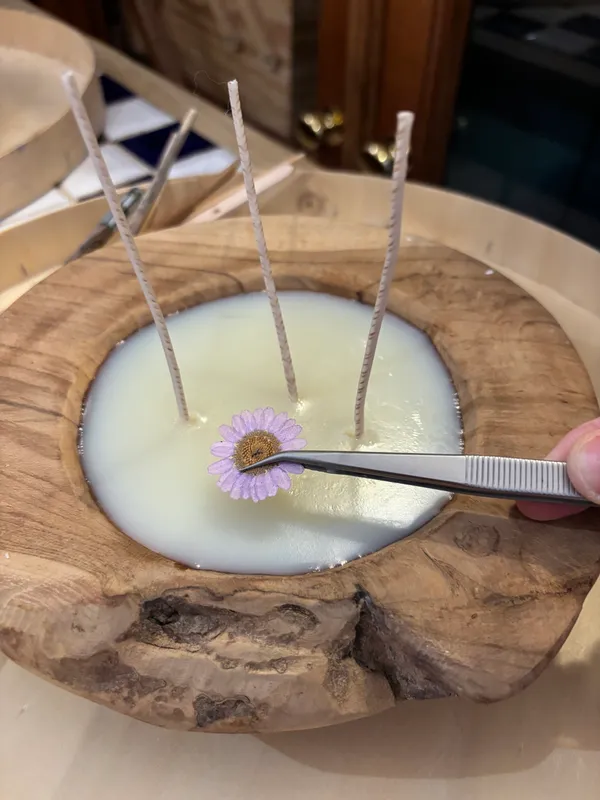 Enchantez votre équipe et réalisez chacun une bougie fleurie en bois avec Véronique - Image n°3 - Wecandoo