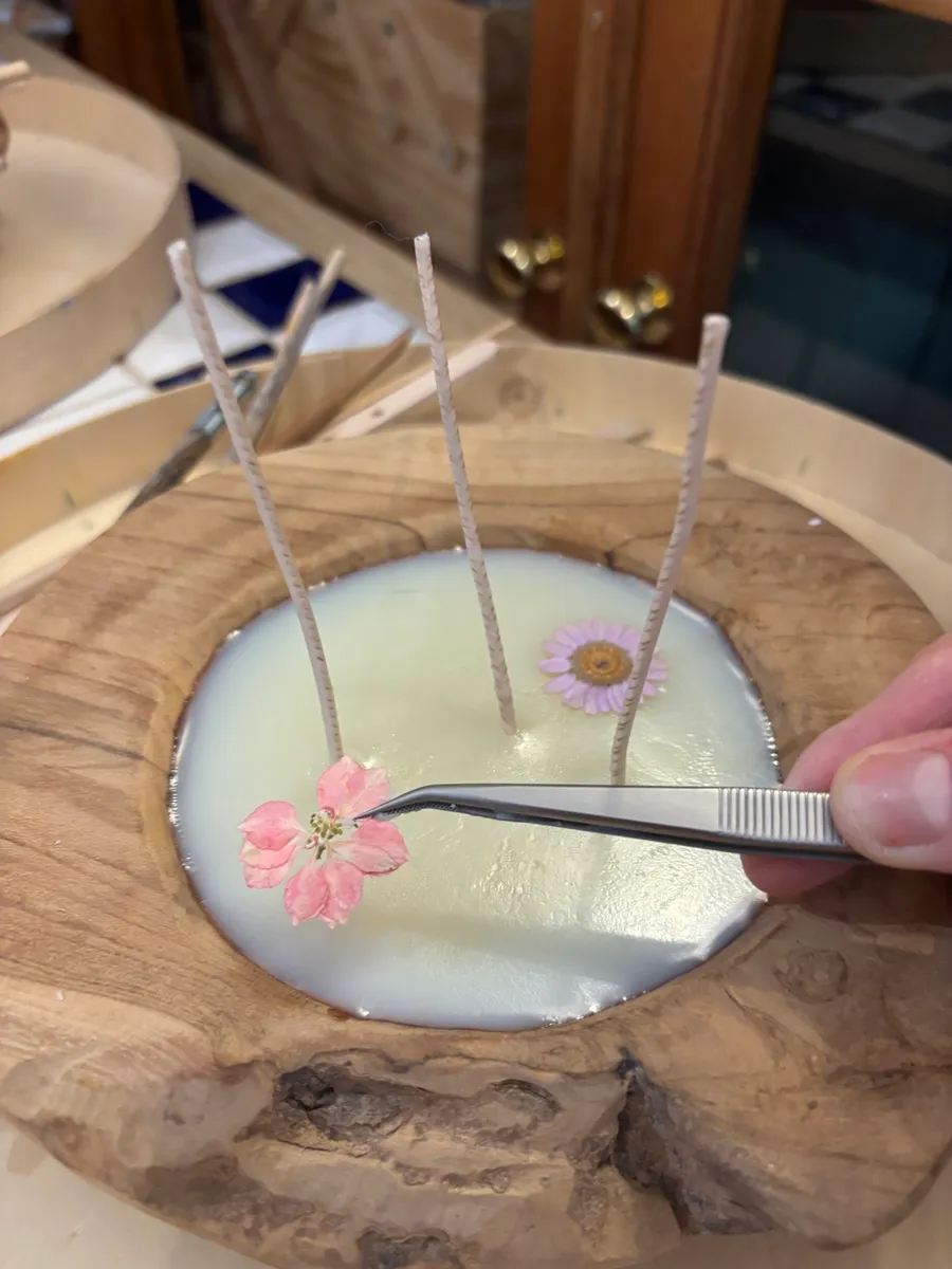 Enchantez votre équipe et réalisez chacun une bougie fleurie en bois avec Véronique - Image n°1 - Wecandoo