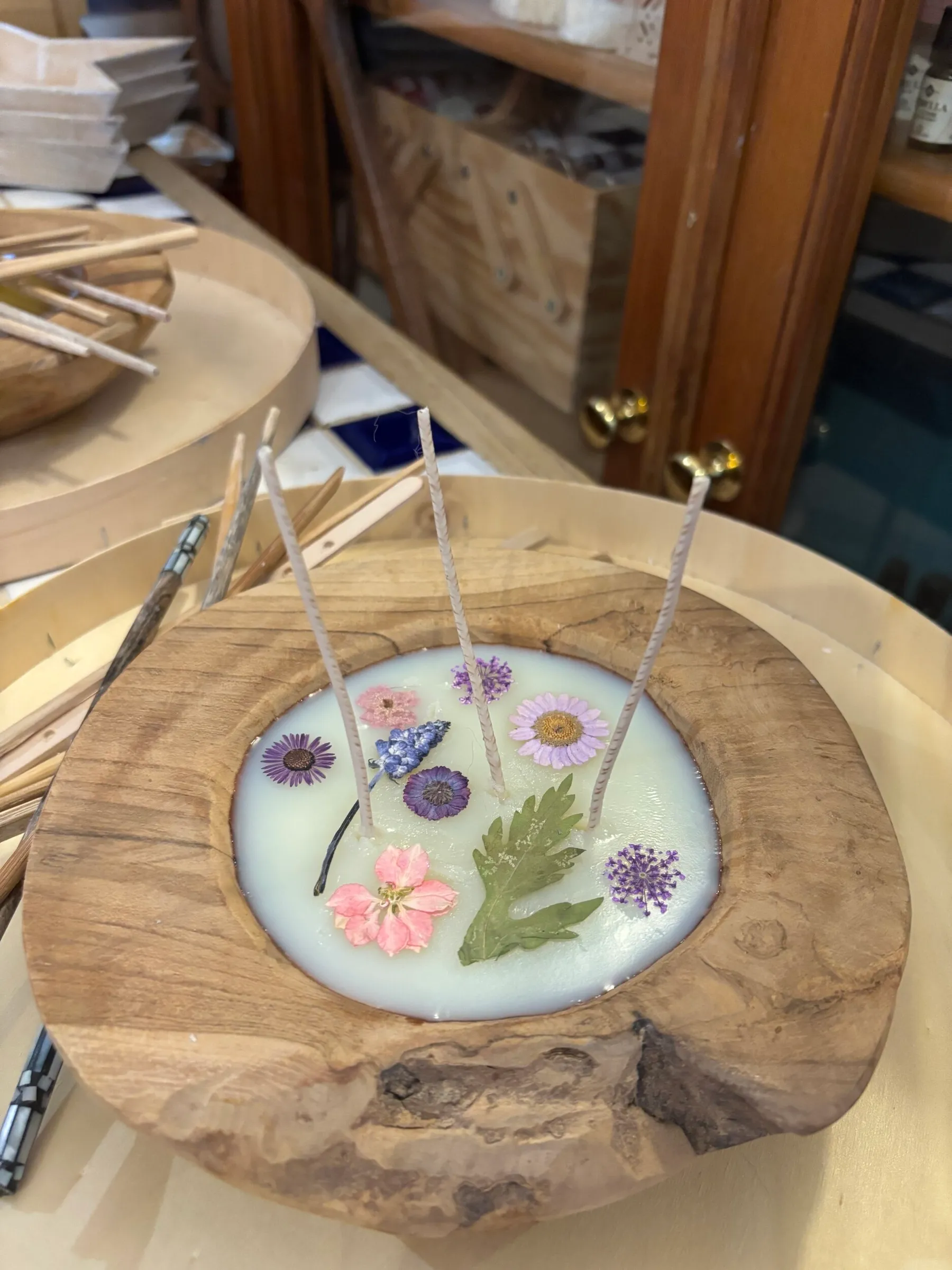 Enchantez votre équipe et réalisez chacun une bougie fleurie en bois avec Véronique - Image n°4 - Wecandoo