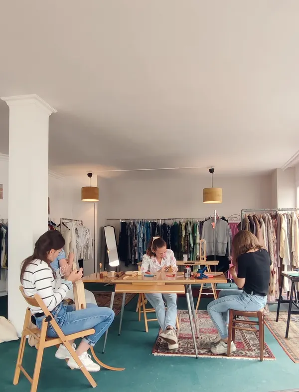 Fabriquez votre porte-monnaie en cuir upcyclé avec Marie - Image n°2 - Wecandoo