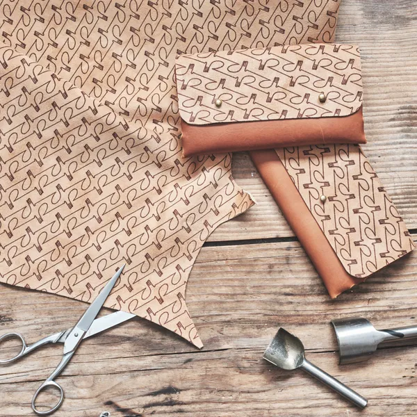 Fabriquez votre porte-monnaie en cuir upcyclé avec Marie - Image n°4 - Wecandoo