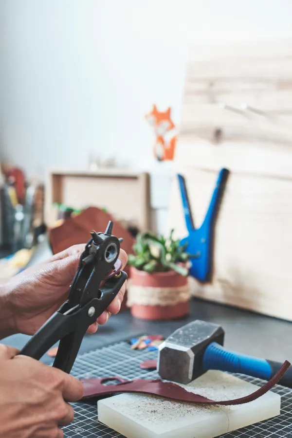 Fabriquez votre porte-monnaie en cuir upcyclé avec Marie - Image n°3 - Wecandoo