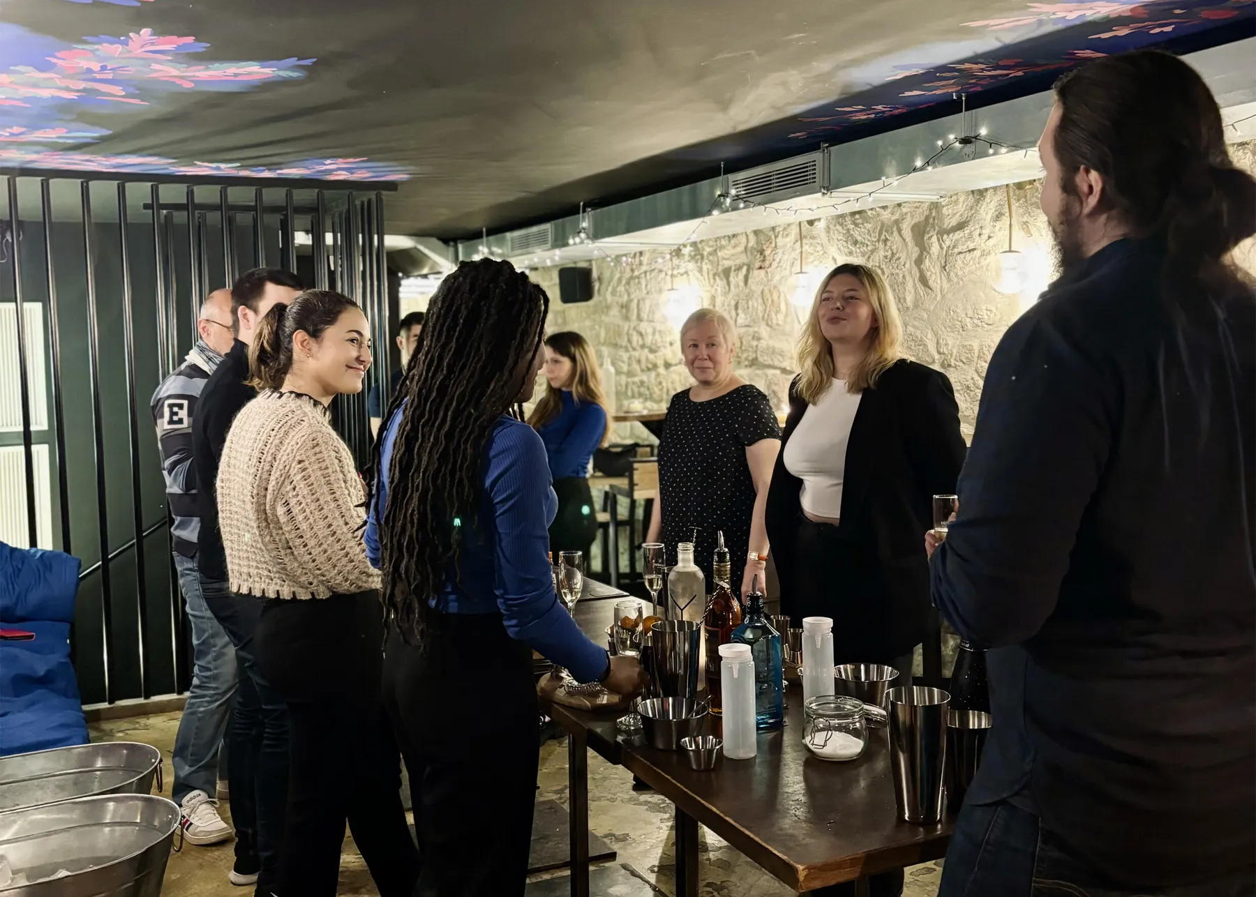 Rassemblez votre équipe et réalisez un cocktail à base de champagne avec Louis - Image n°3 - Wecandoo