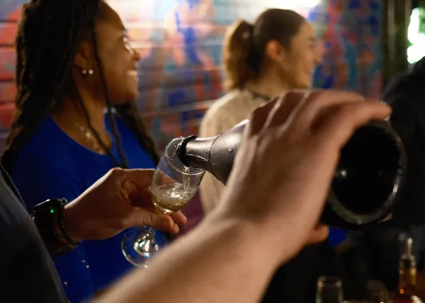 Rassemblez votre équipe et réalisez un cocktail à base de champagne avec Louis - Afbeelding nr. 2 - Wecandoo