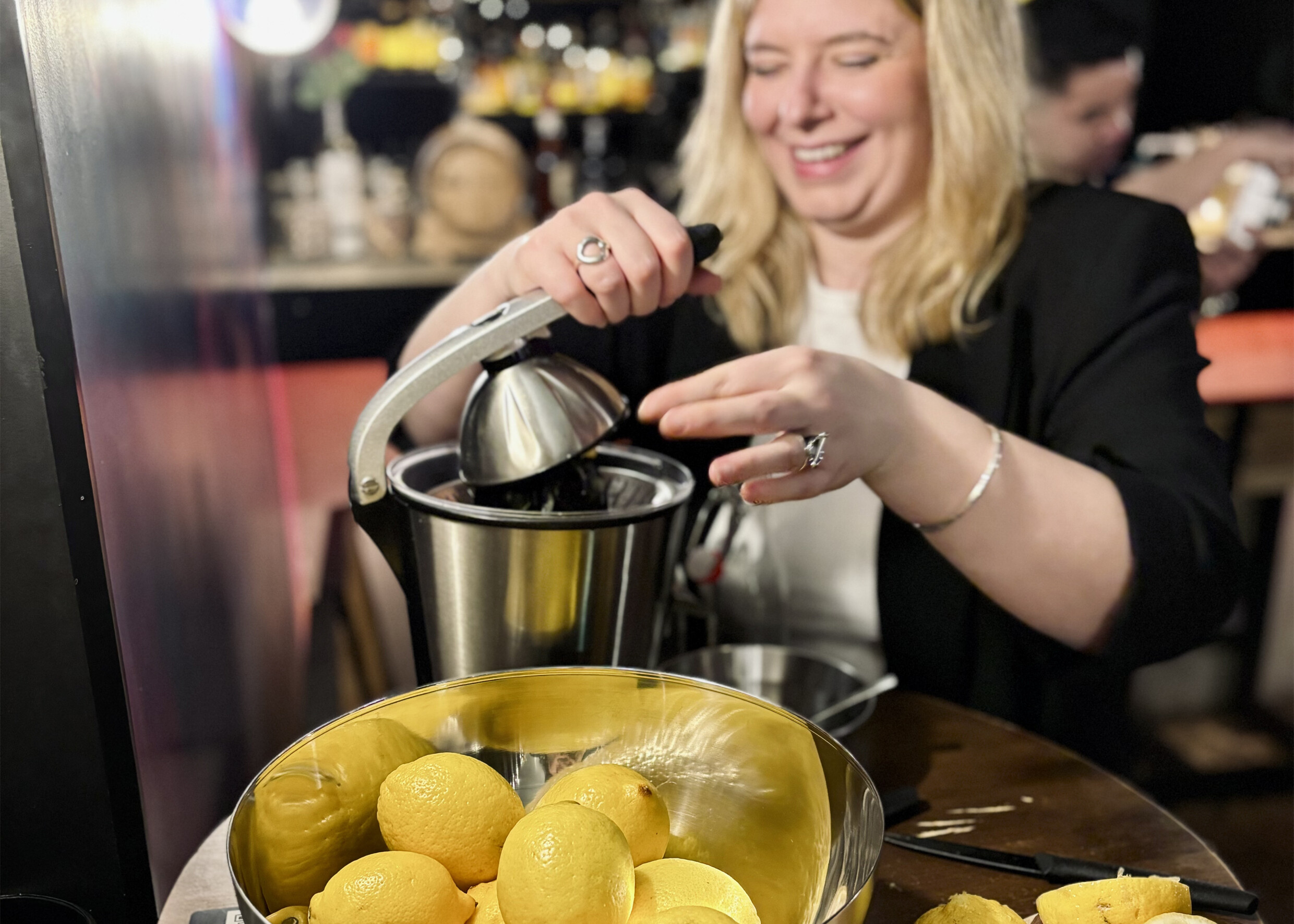 Wecandoo - Rassemblez votre équipe et réalisez un cocktail à base de champagne avec Louis - Image n°1