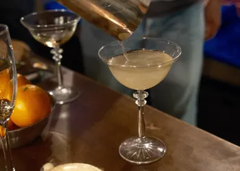 Réalisez un cocktail à base de champagne en groupe