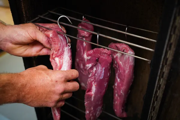 Découvrez le monde du fumage et de la salaison avec Thibaut - Afbeelding nr. 2 - Wecandoo