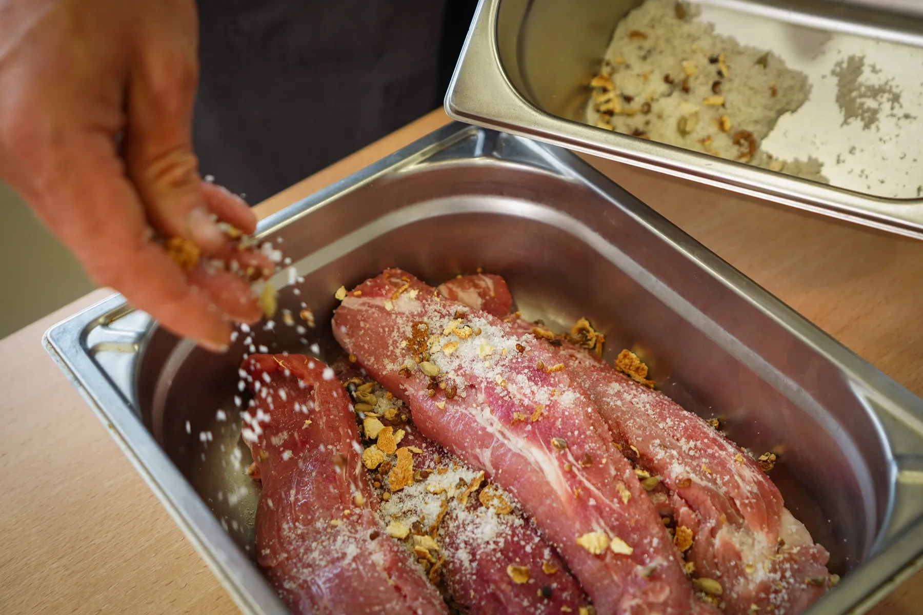 Découvrez le monde du fumage et de la salaison avec Thibaut - Image n°4 - Wecandoo