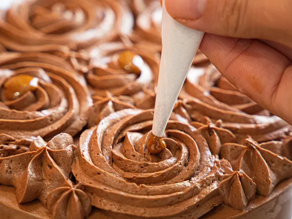 Réalisez votre entremet chocolat-noisette avec Hanane - Image n°3 - Wecandoo