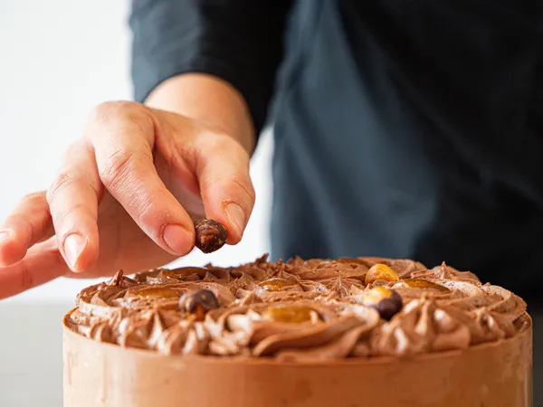 Réalisez votre entremet chocolat-noisette avec Hanane - Image n°4 - Wecandoo