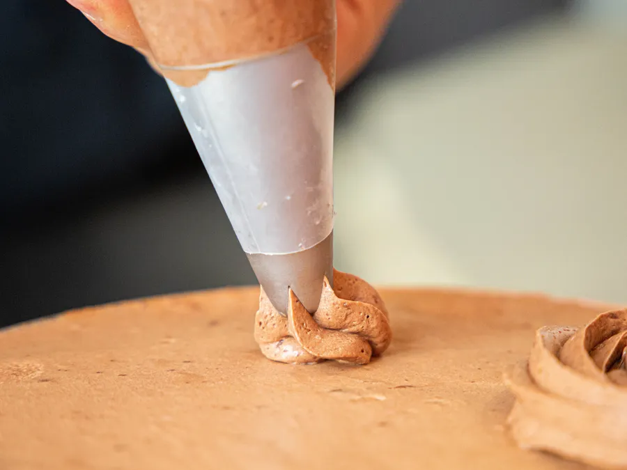 Réalisez votre entremet chocolat-noisette avec Hanane - Image n°1 - Wecandoo