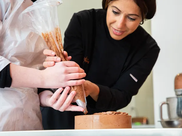 Réalisez votre entremet chocolat-noisette avec Hanane - Image n°2 - Wecandoo