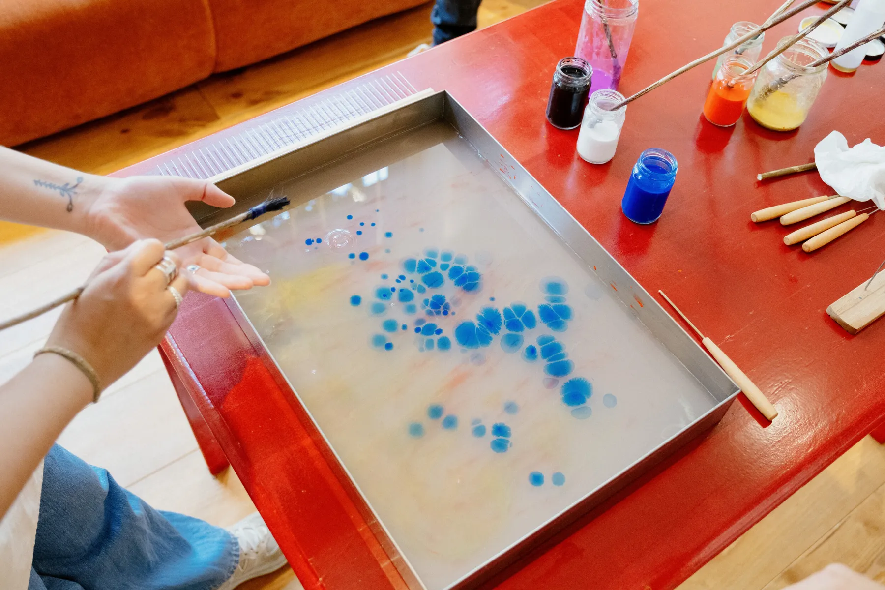 Inspirez votre équipe et créez votre œuvre en papier marbré avec Idil - Image n°2 - Wecandoo