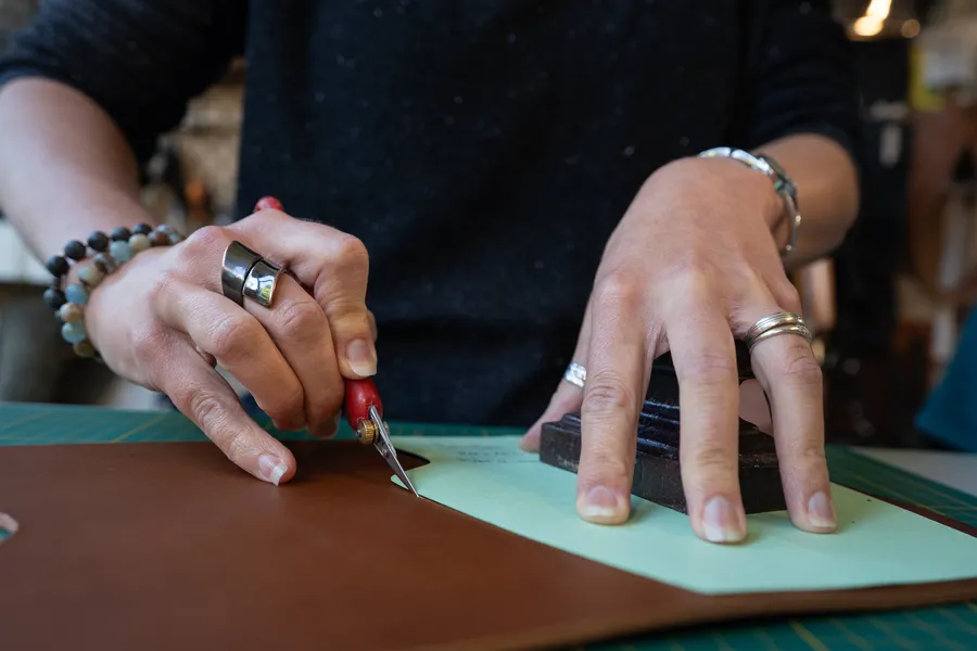 Captivez votre équipe et réalisez votre petite maroquinerie avec Claire - Afbeelding nr. 1 - Wecandoo