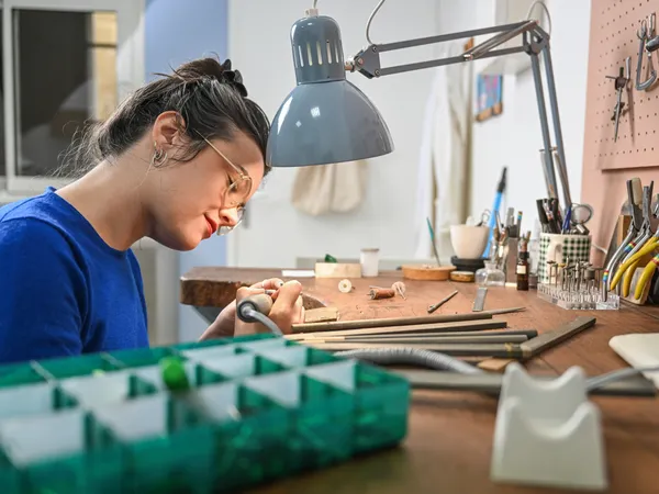 Réalisez votre pendentif en argent avec Joanne - Image n°2 - Wecandoo