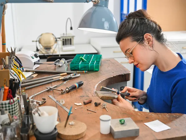 Réalisez votre pendentif en argent avec Joanne - Image n°4 - Wecandoo