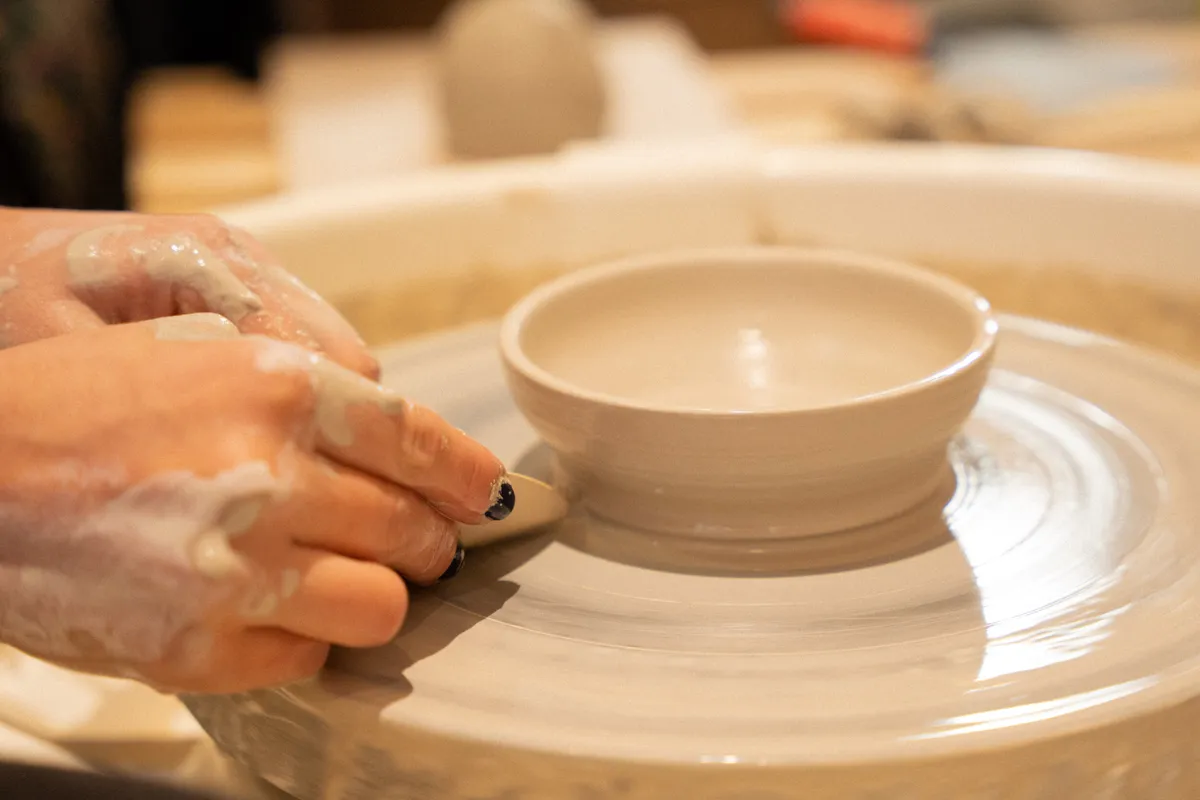 Tournez votre duo de bols en grès