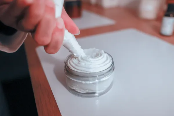 Réalisez votre baume chantilly pour le corps et votre baume à lèvres avec Hélène - Image n°2 - Wecandoo