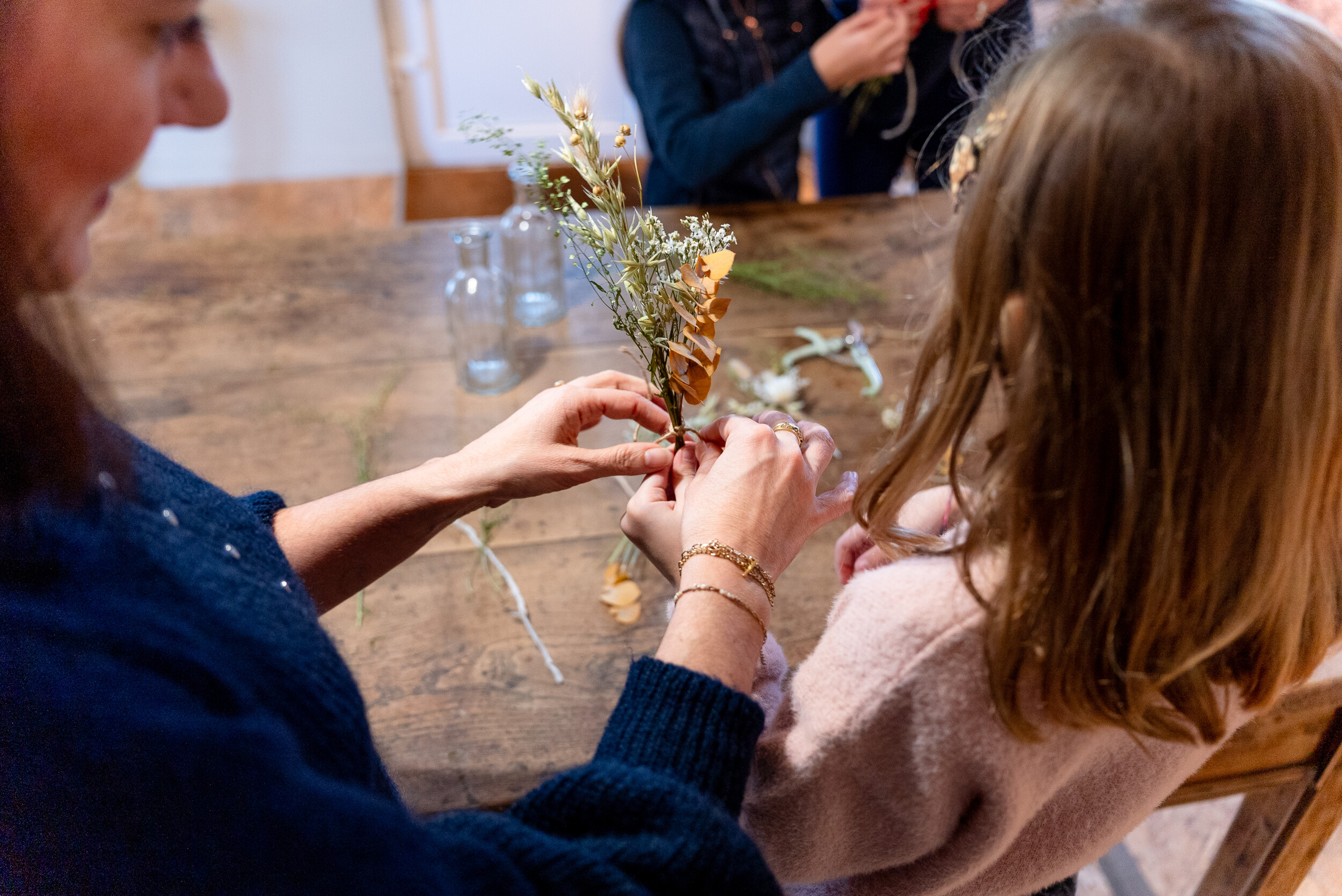 Wecandoo - Réalisez votre guirlande fleurie en duo avec votre enfant accompagnés par Stéphanie - Image n°1