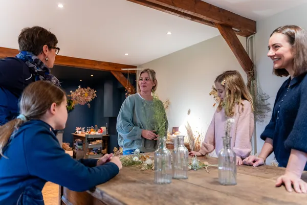 Réalisez votre guirlande fleurie en duo avec votre enfant accompagnés par Stéphanie - Image n°2 - Wecandoo