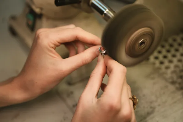 Réalisez votre bague en argent 925 sertie avec Hugo - Afbeelding nr. 4 - Wecandoo