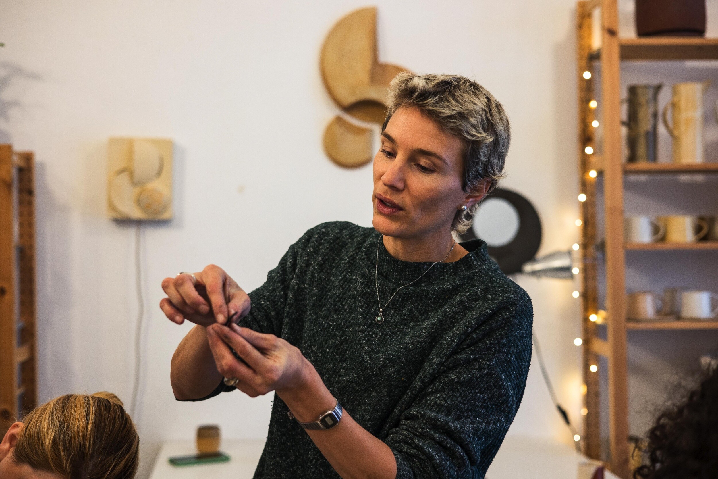 Wecandoo - Réalisez votre miroir en céramique avec Kathleen - Image n°3