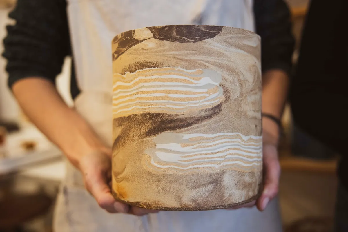 Réalisez votre objet unique en terre mêlée