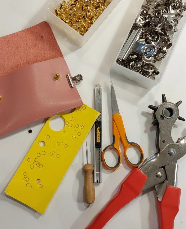 Inspirez votre équipe et réalisez chacun votre porte-cartes ou porte-monnaie en cuir avec Hélène - Image n°2 - Wecandoo