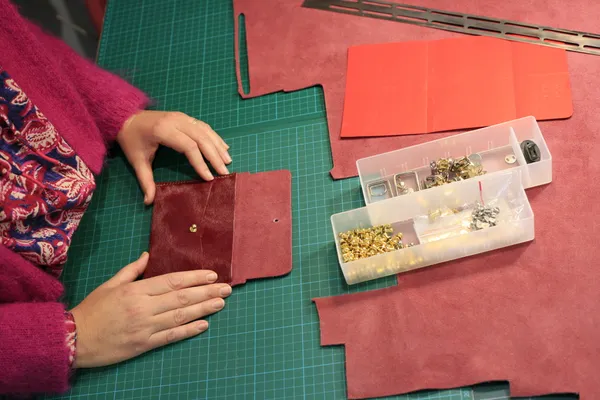 Inspirez votre équipe et réalisez chacun votre porte-cartes ou porte-monnaie en cuir avec Hélène - Image n°3 - Wecandoo