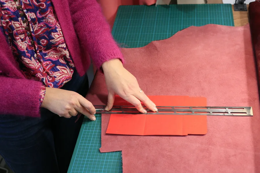 Inspirez votre équipe et réalisez chacun votre porte-cartes ou porte-monnaie en cuir avec Hélène - Image n°1 - Wecandoo