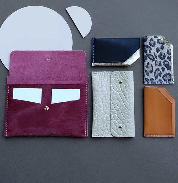 Inspirez votre équipe et réalisez chacun votre porte-cartes ou porte-monnaie en cuir avec Hélène - Image n°5 - Wecandoo