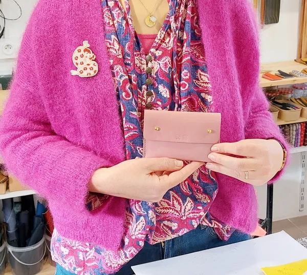 Inspirez votre équipe et réalisez chacun votre porte-cartes ou porte-monnaie en cuir avec Hélène - Image n°4 - Wecandoo