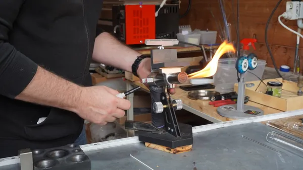 Soufflez votre pendentif en verre personnalisé avec Eric - Image n°2 - Wecandoo